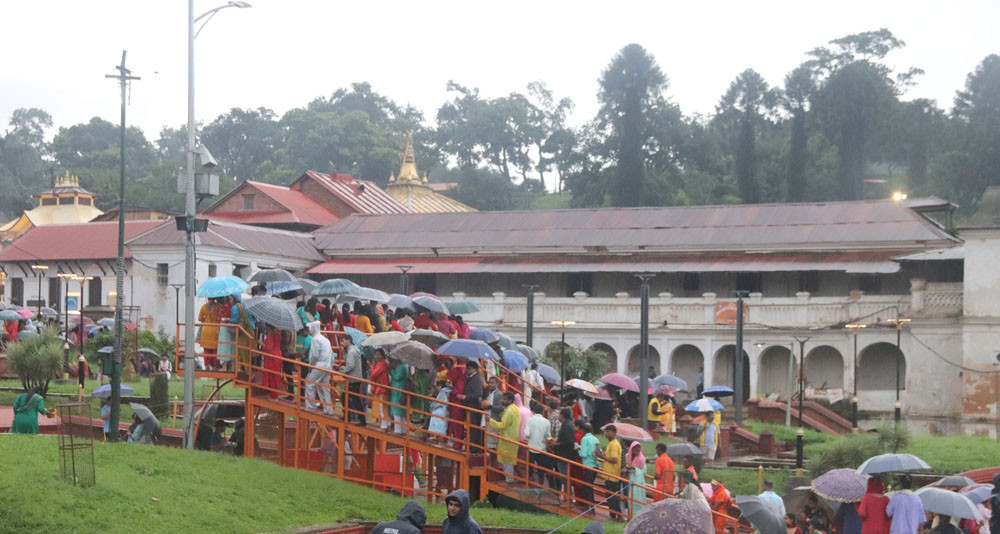 पशुपतिनाथ मन्दिरः साउने झरीको प्रवाह नगरी भक्तजनको भिड