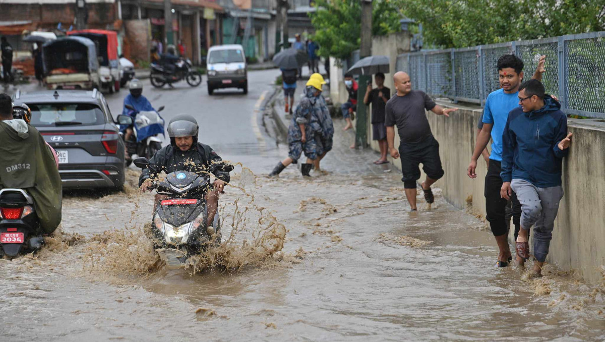 बाढी र पहिरोका कारण मुख्य ६ राजमार्ग अवरुद्ध ( सूचीसहित)