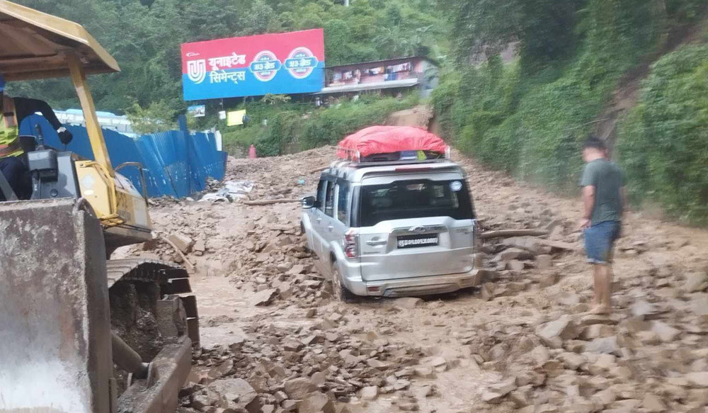 नागढुंगामा पहिरो, पृथ्वीराजमार्ग अवरुद्ध