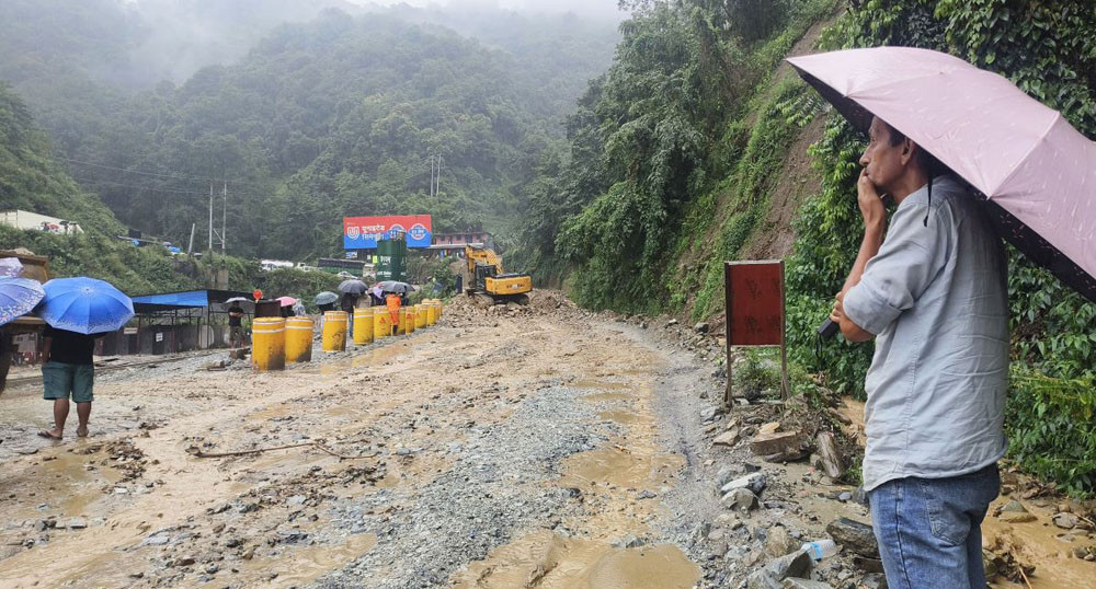 रातीदेखि जवाङखोलामा पहिरोः पृथ्वी राजमार्ग अवरुद्ध हुँदा सयौँ यात्री विचल्लीमा