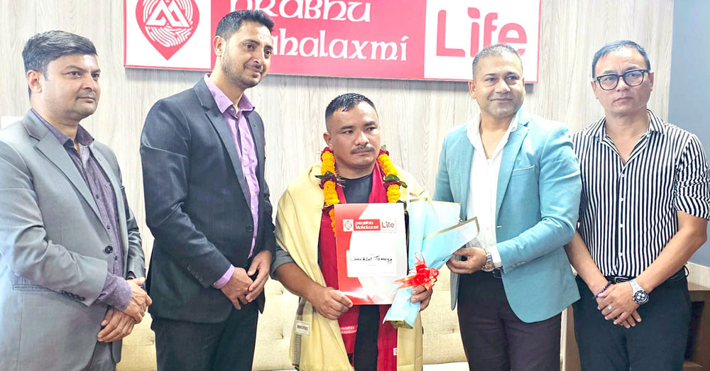 चणिकलाल तामाङलाई प्रभु महालक्ष्मी इन्स्योरेन्सले दियो ३० लाखको बीमा सहित ११ हजार नगद