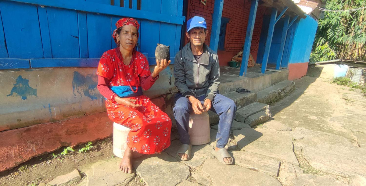 साम्बाका आमाबुबा भन्छन्– हाम्रो आँखा छलेर फुटबल खेल्थिन्, प्रगति गरेको देख्दा दंग छौँ