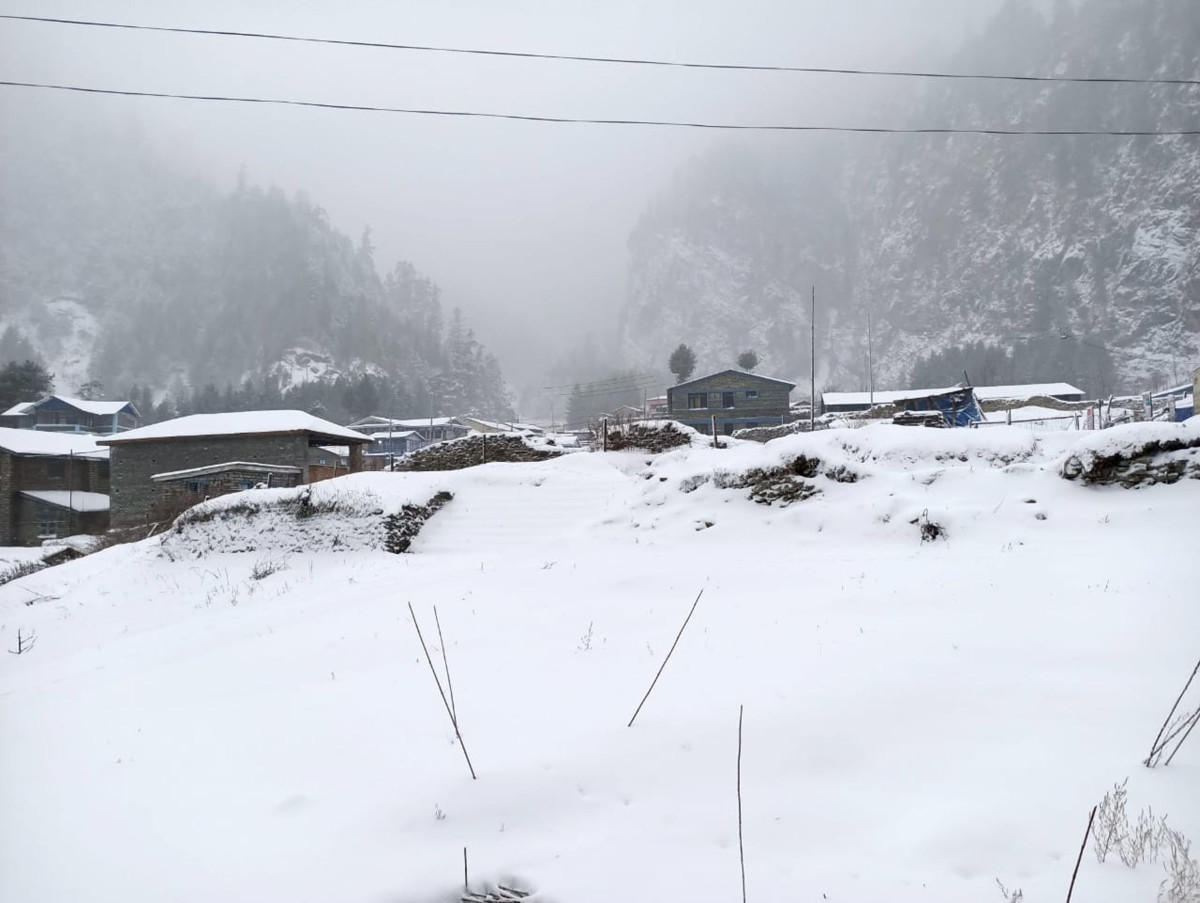 मनाङमा पहिलो हिमपात