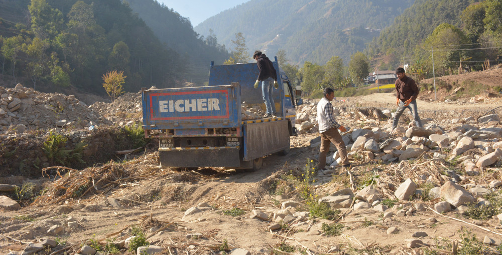 बाढीको वितण्डापछि जुर्मुराउँदै बेथानचोकका किसान