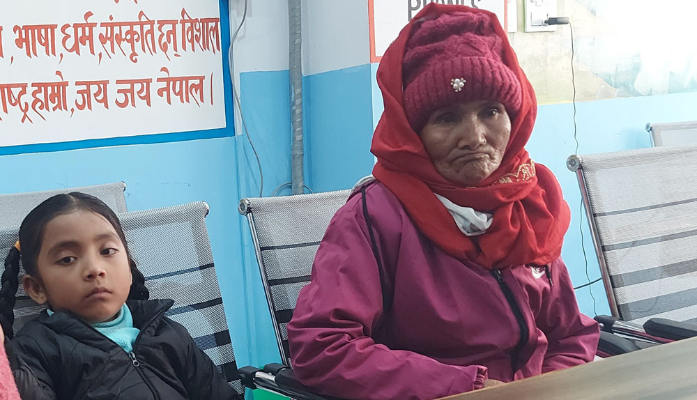 ७० वर्षीया आमा १० महिनादेखि छोरीको शव ल्याउन संघर्षरत