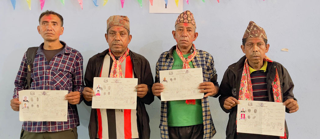 धार्चेका भूमिहीन दलित परिवारले पाए लालपूर्जा