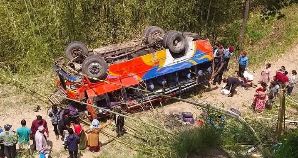 धनकुटामा बस दुर्घटना हुँदा एक जनाको मृत्यु, १३ घाइतेको सूचीसहित