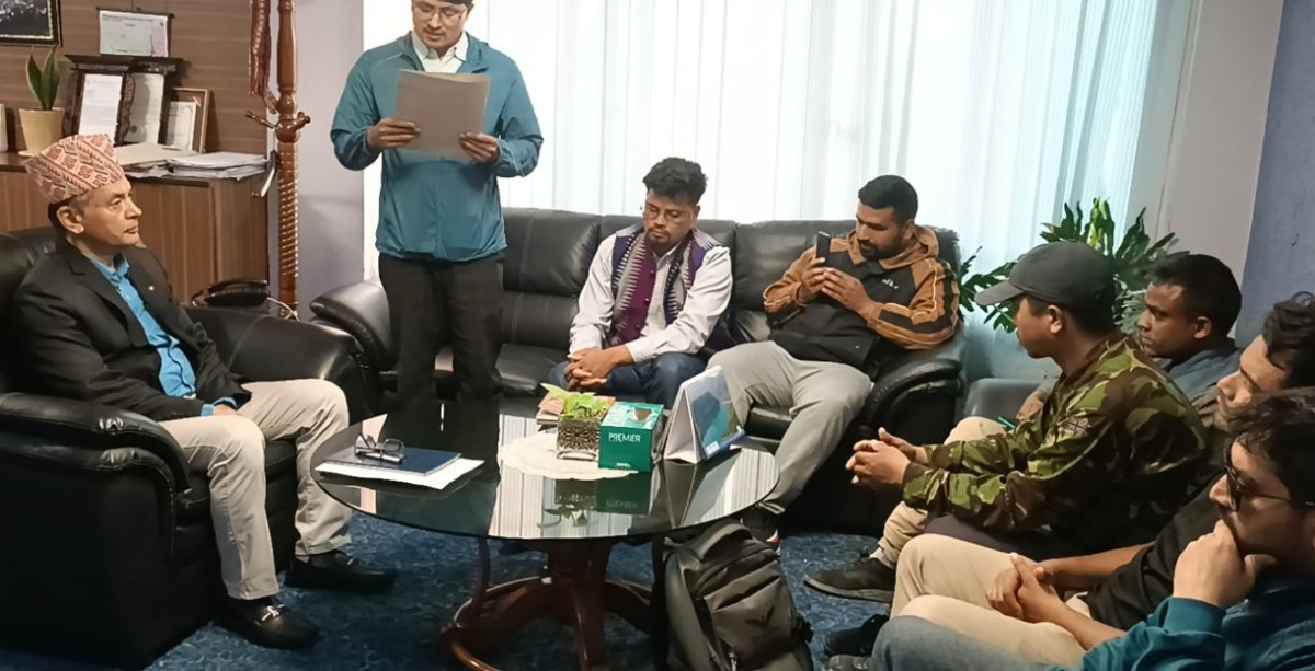 अघोषित लोडसेडिङ बन्द गर्न माग गर्दै हितेन्द्रलाई ज्ञापनपत्र