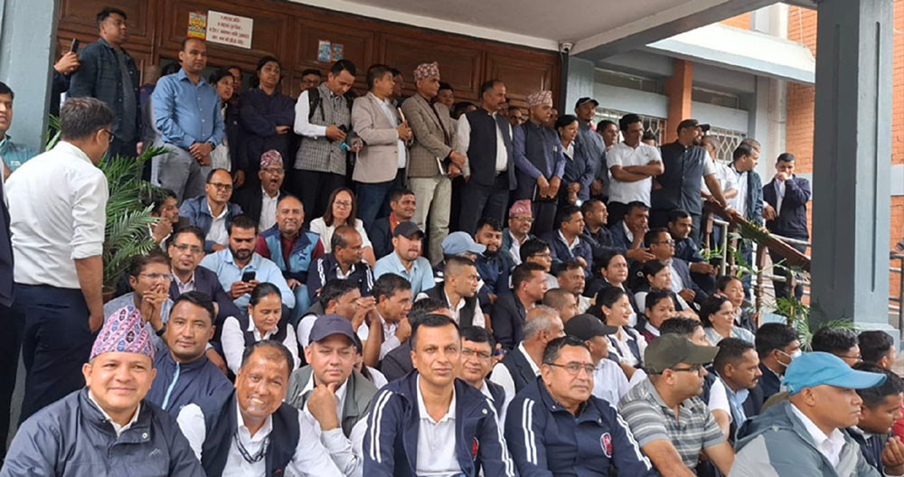 संसदमा निजामति विधेयक पेश हुँदै, मन्त्रालयमा कर्मचारीको धर्ना