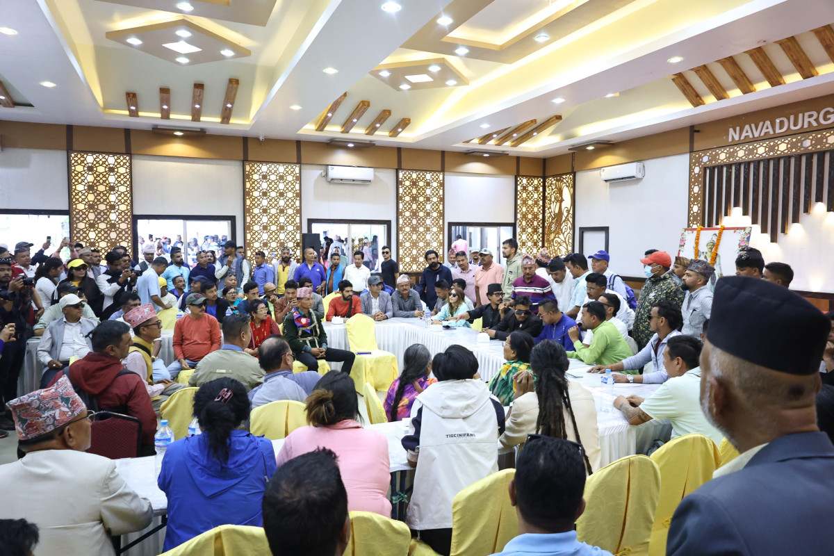 राजावादीको बैठकः लिङ्‍देन नआएपछि होहल्ला,  थापा बोल्दाबोल्दै सुवेदीले गरे बैठक स्थगित