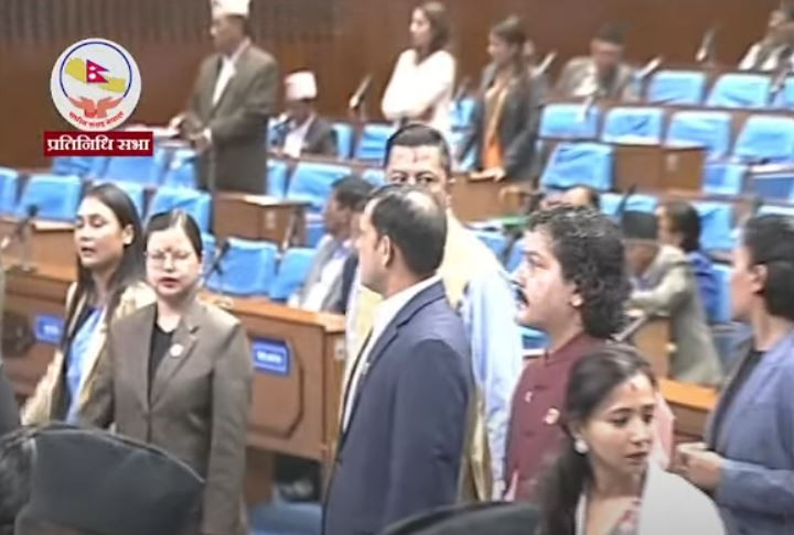 रास्वपा–राप्रपाको अवरोधबीच संसद बैठक जारी, वेल घेराउ गर्दै विरोध प्रदर्शन