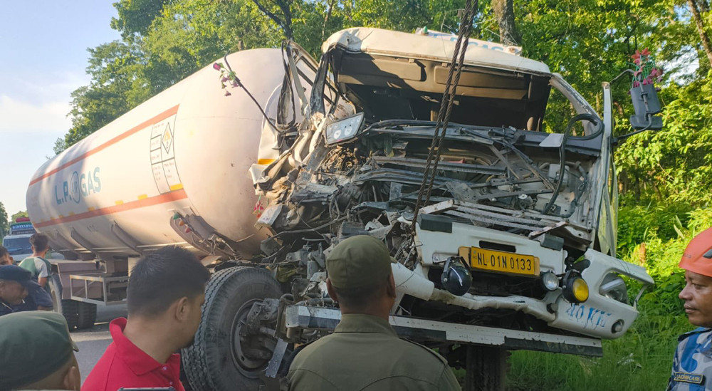 ग्यास बुलेट र ट्रक ठोक्किँदा दुई जना घाइते