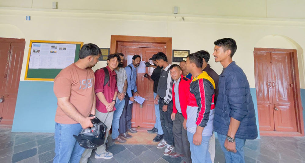 पठनपाठन सुचारु गर्न माग गर्दै क्रान्तिकारीले गर्यो डीन कार्यालयमा तालाबन्दी