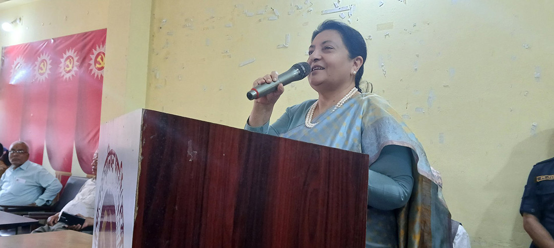 ओलीमाथि विद्या भण्डारीको 'प्रहार': पत्रकारलाई भनिन्, 'डर लाग्दैन भने उहाँलाई सोधिदिनुहोला'