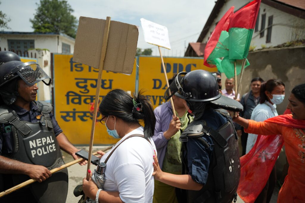 डीडीसीमा दुग्ध उत्पादक किसान र प्रहरीबीच धकेलाधकेल