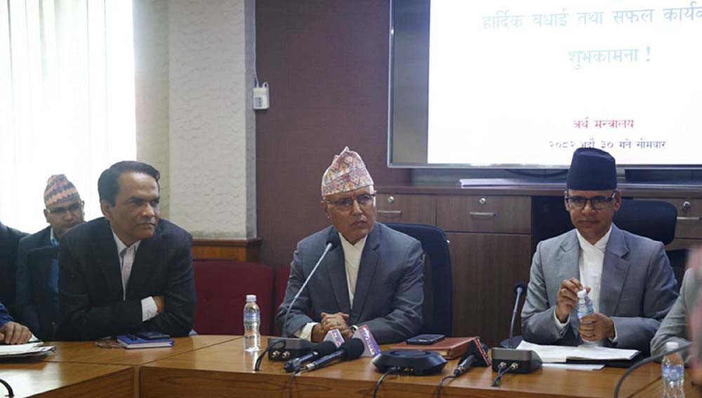 अर्थमन्त्रीको पहिलो निर्णयः फजुल खर्च नियन्त्रणदेखि टुक्रे आयोजना खारेज