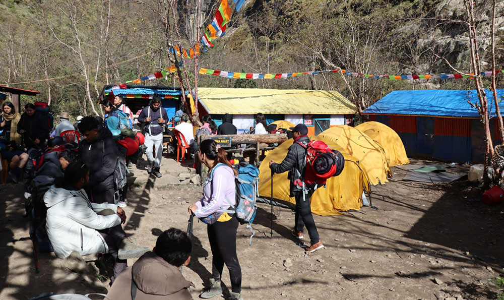 अन्नपूर्ण र मुस्ताङमा पर्यटकको लर्को, व्यवसायी भन्दछन्ः ‘यति धेरै पर्यटक आउलान् भनेर कल्पना गरेका थिएनौँ’