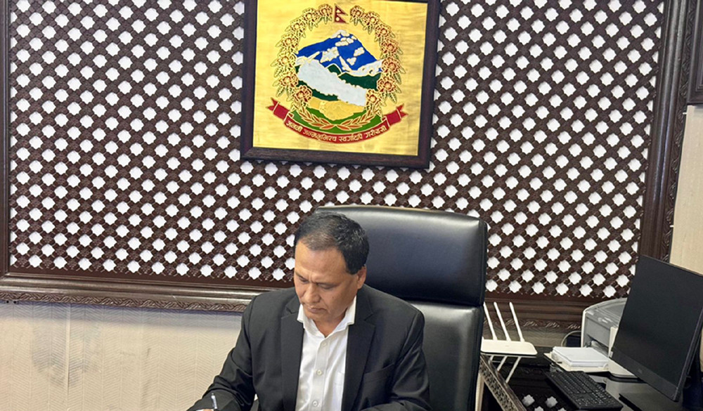कुलमान र बल्लु गुप्तालाई मन्त्री पद छाड्न प्रधानमन्त्रीको आग्रह, नमाने बर्खास्त गर्ने तयारी