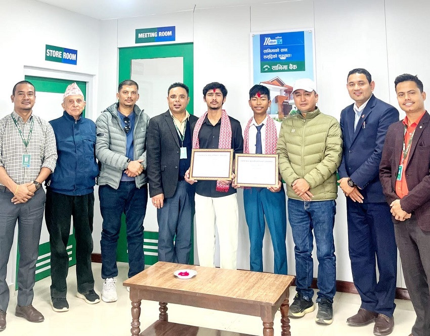 सानिमा बैंक तुलसीपुर शाखाद्वारा छात्रवृत्ति प्रदान
