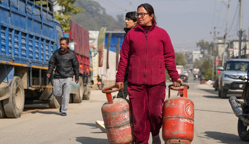 आधा तौलको व्यवस्था अन्त्य, बुधबारदेखि बजारमा १४.२ किलो ग्यास