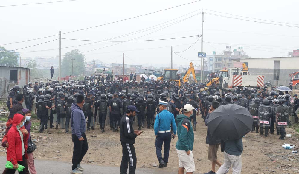 मनोहरा किनारमा बस्ती हटाउन कडा सुरक्षा, भत्काइँदै ७७७ घरटहरा