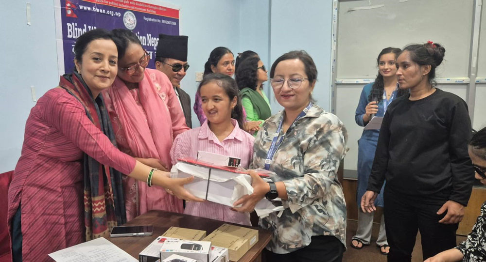 सगरमाथा लुम्बिनी इन्स्योरेन्सद्वारा नेत्रहीन महिला संघका विद्यार्थीलाई शैक्षिक सामग्री सहयोग