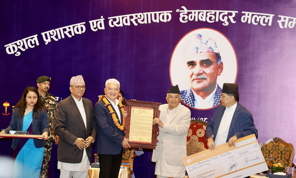 श्रेष्ठ र खनाललाई ‘हेमबहादुर मल्ल सम्मान’, राष्ट्रपति पौडेलले गरे पुरस्कार प्रदान