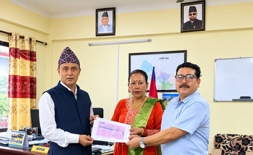 बमबहादुर विश्वकर्माद्वारा भोटेकोशी बाढीपीडितलाई १ लाख १० हजार सहयोग