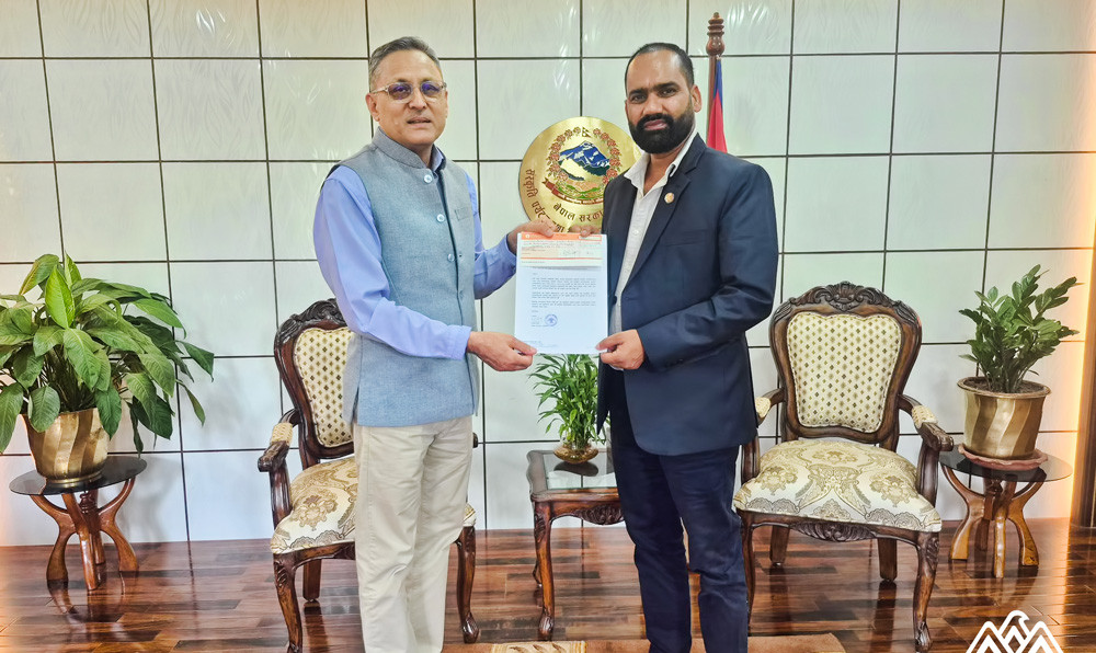 हिमालय एयरलाइन्सका कर्मचारीले दिए राहत कोषमा १३ लाख सहयोग